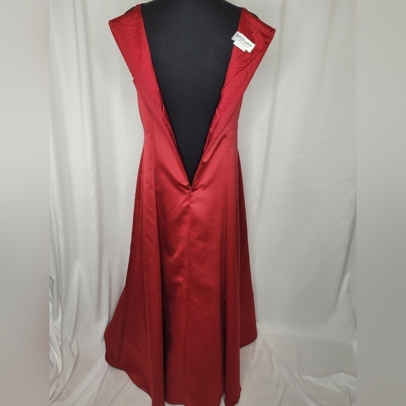 Betsy & Adam by Jaslene Wine-Red Satin Sleeveless A-Line Formal Gown - Size 12 - Picture 5 of 9